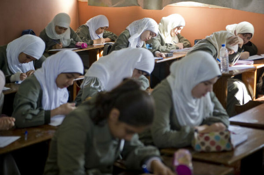 किताबों के बीच मुस्कुराती हुई छात्राएं — भविष्य लिख रही है।